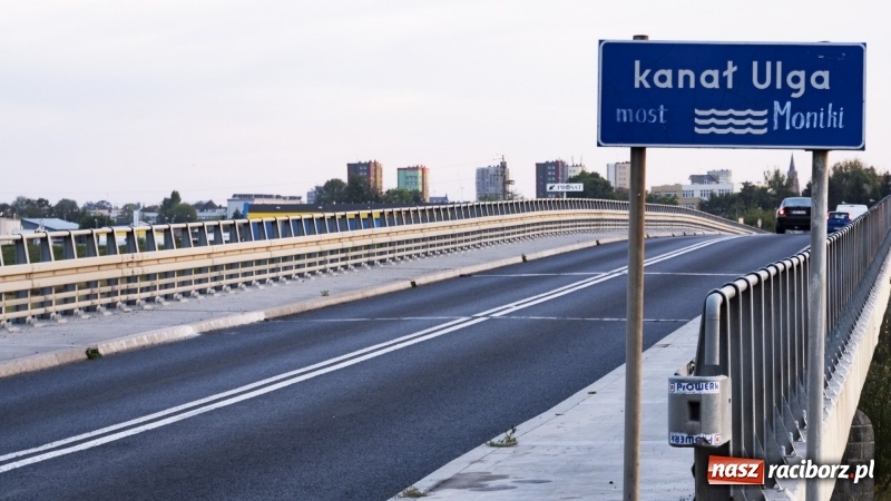 Zdjęcie w galerii na portalu naszraciborz.pl: Ścieżka w ciemności. Na Gliwickiej nie będzie lamp, bo nie ma prądu!  wiadomości z regionu