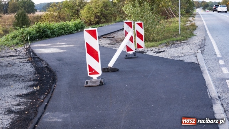 Zdjęcie w galerii na portalu naszraciborz.pl: Ścieżka w ciemności. Na Gliwickiej nie będzie lamp, bo nie ma prądu!  wiadomości z regionu
