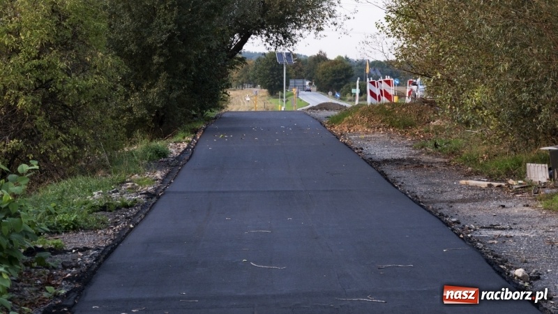 Zdjęcie w galerii na portalu naszraciborz.pl: Ścieżka w ciemności. Na Gliwickiej nie będzie lamp, bo nie ma prądu!  wiadomości z regionu