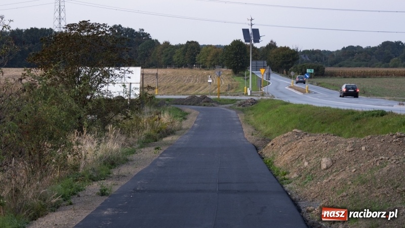 Zdjęcie w galerii na portalu naszraciborz.pl: Ścieżka w ciemności. Na Gliwickiej nie będzie lamp, bo nie ma prądu!  wiadomości z regionu