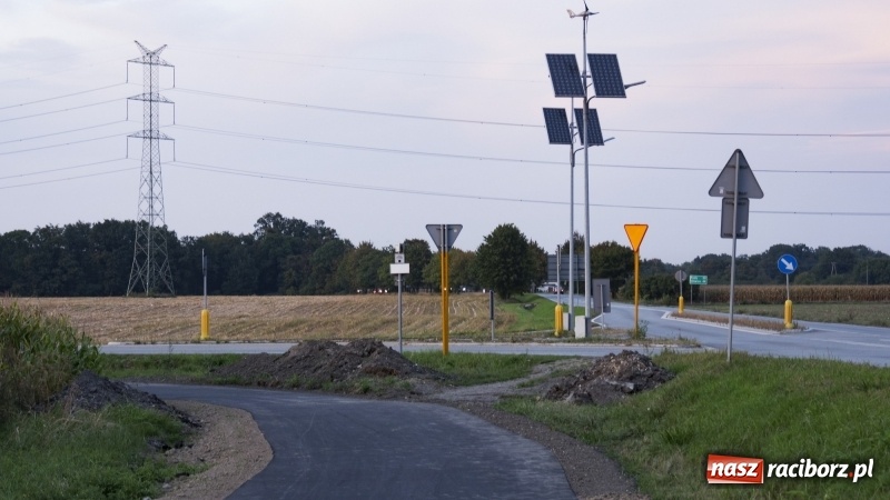 Zdjęcie w galerii na portalu naszraciborz.pl: Ścieżka w ciemności. Na Gliwickiej nie będzie lamp, bo nie ma prądu!  wiadomości z regionu