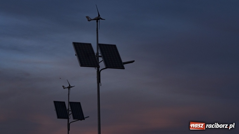 Zdjęcie w galerii na portalu naszraciborz.pl: Ścieżka w ciemności. Na Gliwickiej nie będzie lamp, bo nie ma prądu!  wiadomości z regionu