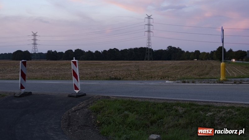 Zdjęcie w galerii na portalu naszraciborz.pl: Ścieżka w ciemności. Na Gliwickiej nie będzie lamp, bo nie ma prądu!  wiadomości z regionu