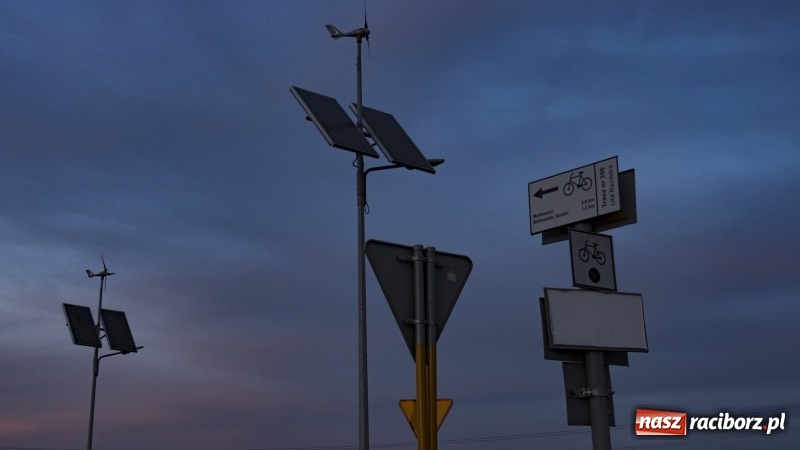 Zdjęcie w galerii na portalu naszraciborz.pl: Ścieżka w ciemności. Na Gliwickiej nie będzie lamp, bo nie ma prądu!  wiadomości z regionu