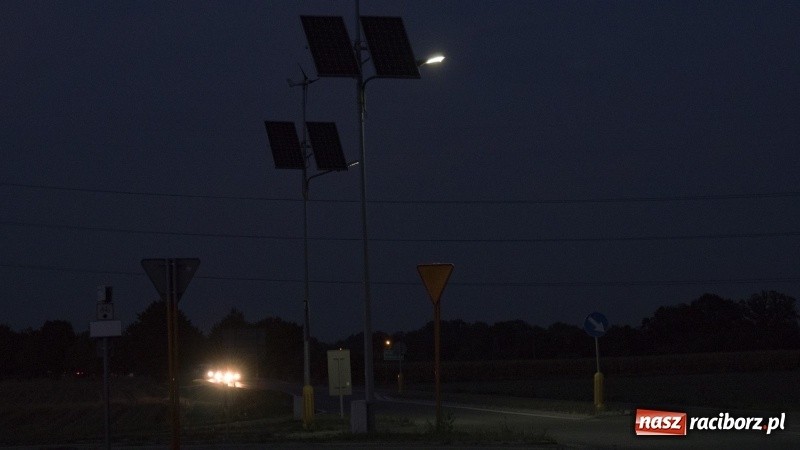 Zdjęcie w galerii na portalu naszraciborz.pl: Ścieżka w ciemności. Na Gliwickiej nie będzie lamp, bo nie ma prądu!  wiadomości z regionu