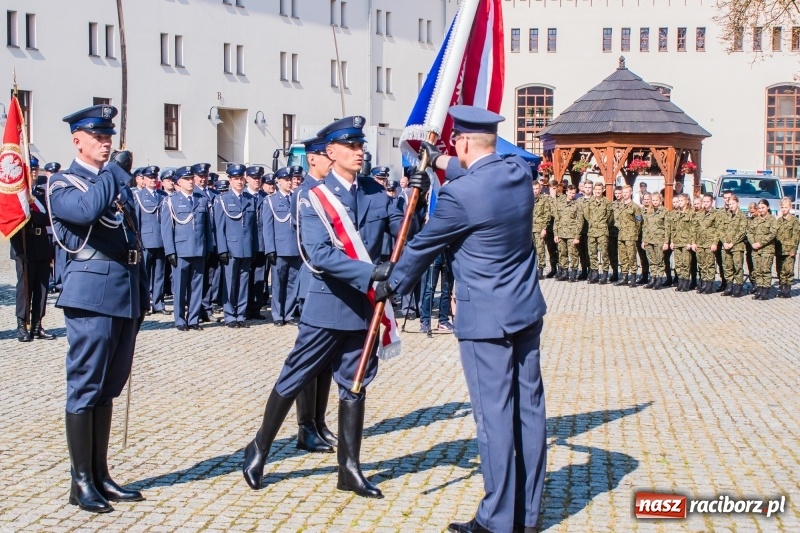 Zdjęcie w galerii na portalu naszraciborz.pl: Zakład Karny w Raciborzu ma od dziś sztandar FOTO i WIDEO  wiadomości z regionu