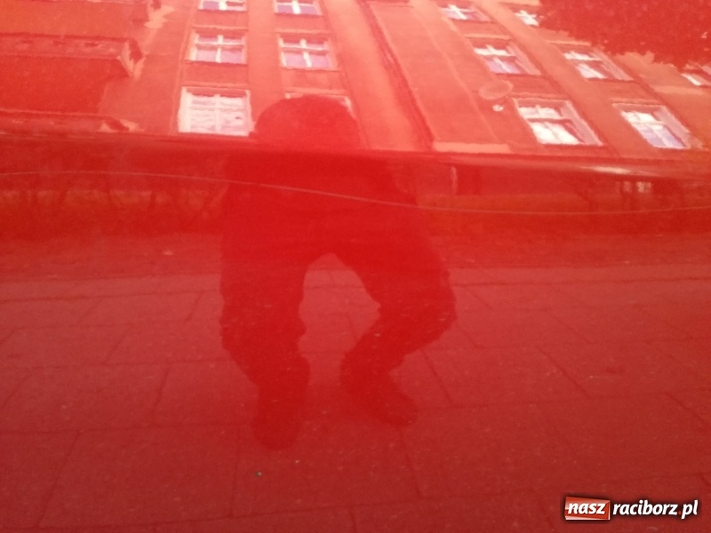 Zdjęcie w galerii na portalu naszraciborz.pl: Na Wojska Polskiego zarysowano samochód. Właściciel poszukuje świadków wiadomości z regionu