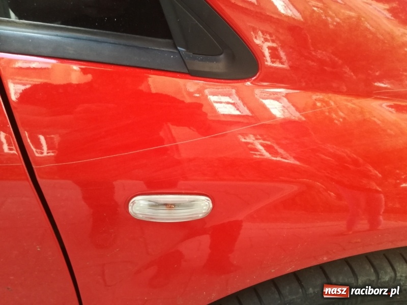 Zdjęcie w galerii na portalu naszraciborz.pl: Na Wojska Polskiego zarysowano samochód. Właściciel poszukuje świadków wiadomości z regionu