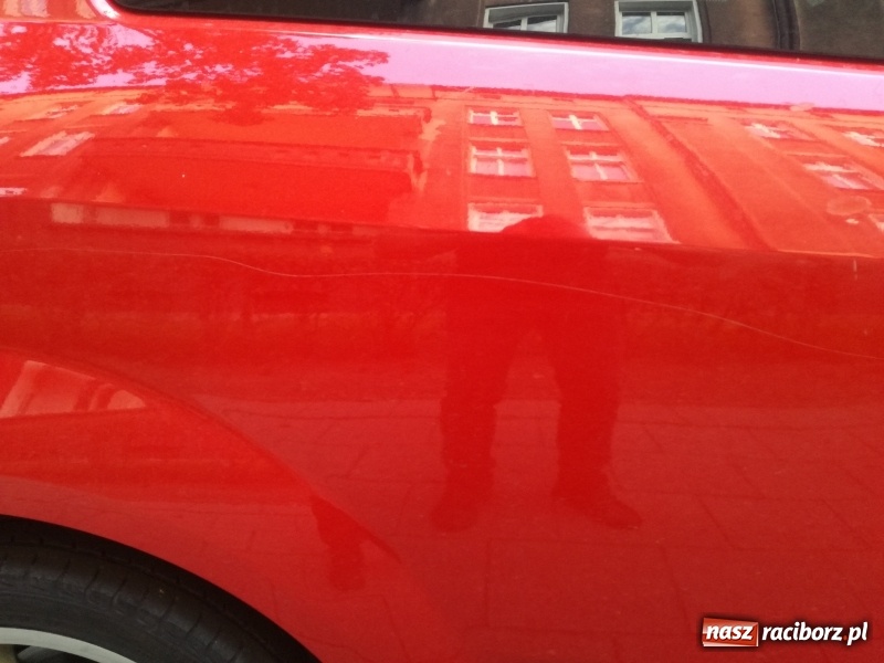 Zdjęcie w galerii na portalu naszraciborz.pl: Na Wojska Polskiego zarysowano samochód. Właściciel poszukuje świadków wiadomości z regionu