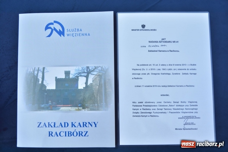 Zdjęcie w galerii na portalu naszraciborz.pl: Zakład Karny w Raciborzu ma swój sztandar  wiadomości z regionu