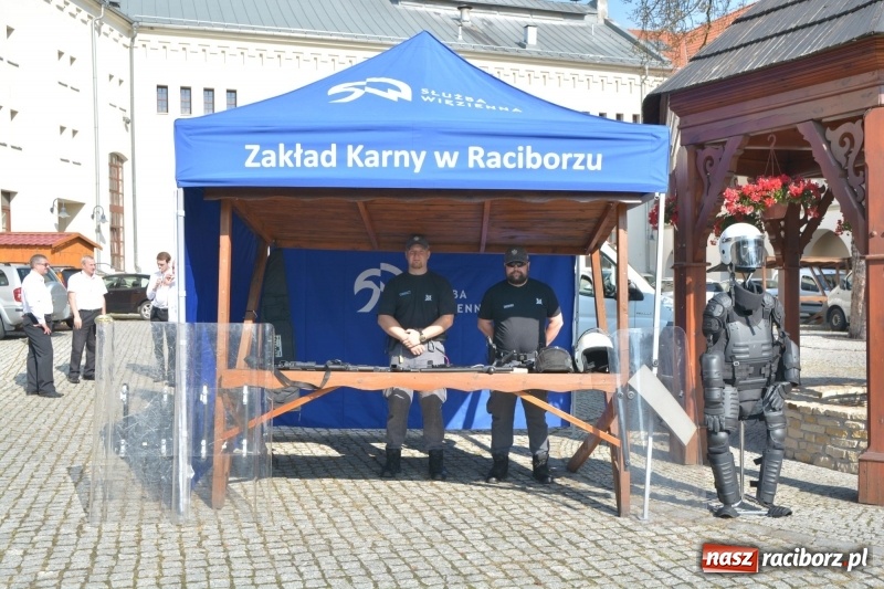 Zdjęcie w galerii na portalu naszraciborz.pl: Zakład Karny w Raciborzu ma swój sztandar  wiadomości z regionu