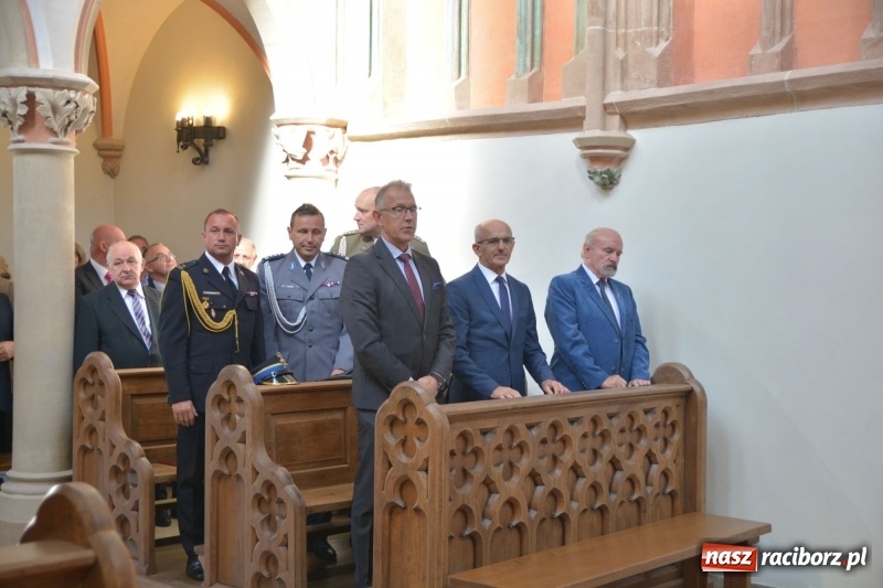 Zdjęcie w galerii na portalu naszraciborz.pl: Zakład Karny w Raciborzu ma swój sztandar  wiadomości z regionu