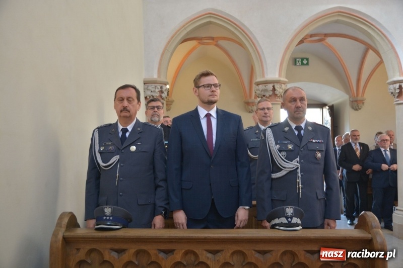 Zdjęcie w galerii na portalu naszraciborz.pl: Zakład Karny w Raciborzu ma swój sztandar  wiadomości z regionu