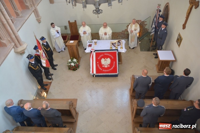 Zdjęcie w galerii na portalu naszraciborz.pl: Zakład Karny w Raciborzu ma swój sztandar  wiadomości z regionu