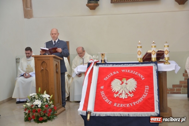 Zdjęcie w galerii na portalu naszraciborz.pl: Zakład Karny w Raciborzu ma swój sztandar  wiadomości z regionu