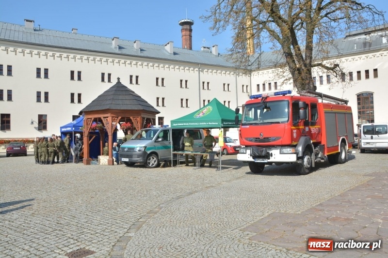 Zdjęcie w galerii na portalu naszraciborz.pl: Zakład Karny w Raciborzu ma swój sztandar  wiadomości z regionu