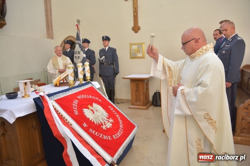 Zdjęcie w galerii na portalu naszraciborz.pl: Zakład Karny w Raciborzu ma swój sztandar  wiadomości z regionu
