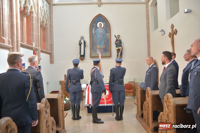 Zdjęcie w galerii na portalu naszraciborz.pl: Zakład Karny w Raciborzu ma swój sztandar  wiadomości z regionu