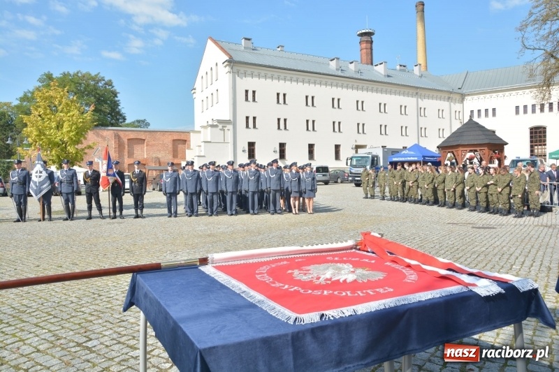 Zdjęcie w galerii na portalu naszraciborz.pl: Zakład Karny w Raciborzu ma swój sztandar  wiadomości z regionu