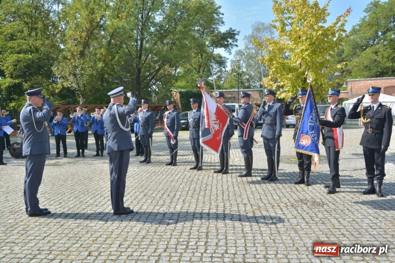 Zdjęcie w galerii na portalu naszraciborz.pl: Zakład Karny w Raciborzu ma swój sztandar  wiadomości z regionu