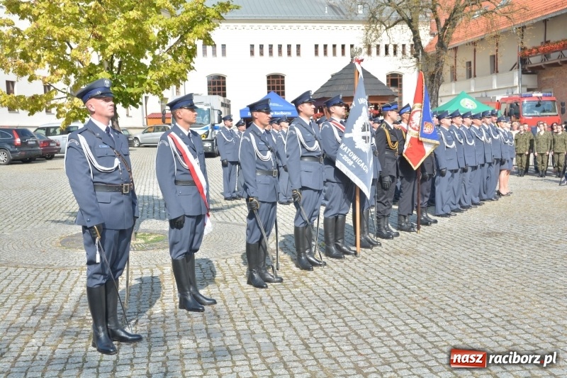 Zdjęcie w galerii na portalu naszraciborz.pl: Zakład Karny w Raciborzu ma swój sztandar  wiadomości z regionu
