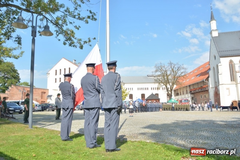 Zdjęcie w galerii na portalu naszraciborz.pl: Zakład Karny w Raciborzu ma swój sztandar  wiadomości z regionu