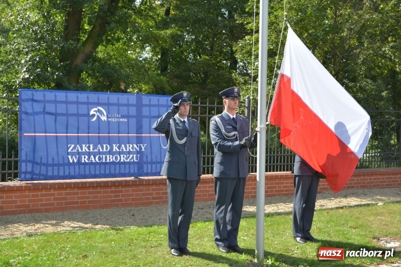 Zdjęcie w galerii na portalu naszraciborz.pl: Zakład Karny w Raciborzu ma swój sztandar  wiadomości z regionu
