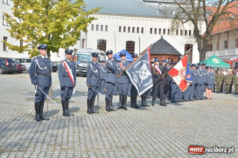 Zdjęcie w galerii na portalu naszraciborz.pl: Zakład Karny w Raciborzu ma swój sztandar  wiadomości z regionu
