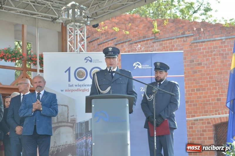Zdjęcie w galerii na portalu naszraciborz.pl: Zakład Karny w Raciborzu ma swój sztandar  wiadomości z regionu