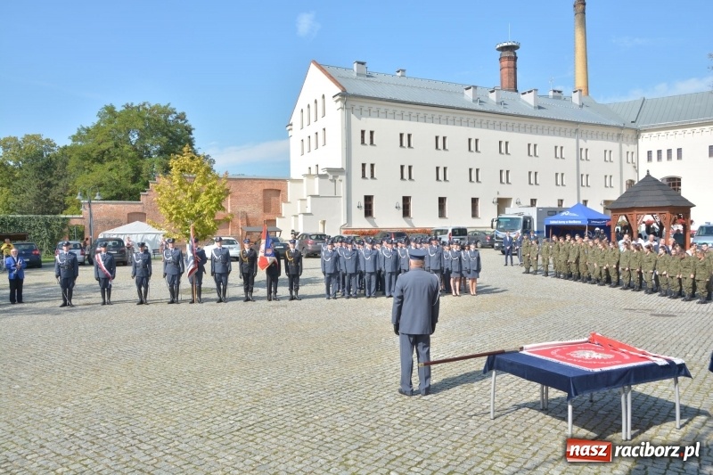 Zdjęcie w galerii na portalu naszraciborz.pl: Zakład Karny w Raciborzu ma swój sztandar  wiadomości z regionu
