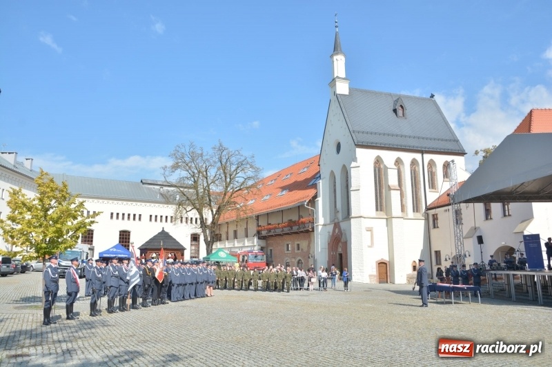 Zdjęcie w galerii na portalu naszraciborz.pl: Zakład Karny w Raciborzu ma swój sztandar  wiadomości z regionu