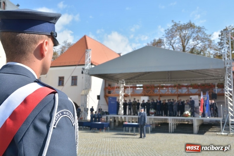 Zdjęcie w galerii na portalu naszraciborz.pl: Zakład Karny w Raciborzu ma swój sztandar  wiadomości z regionu