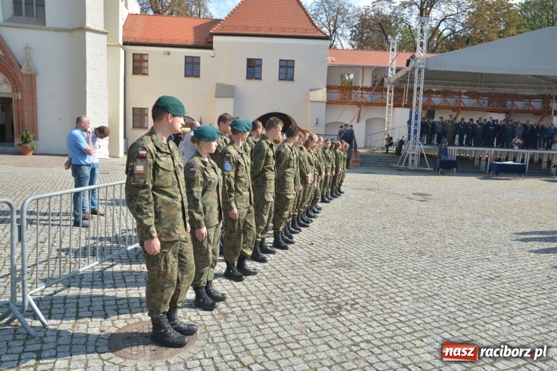 Zdjęcie w galerii na portalu naszraciborz.pl: Zakład Karny w Raciborzu ma swój sztandar  wiadomości z regionu