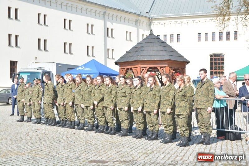 Zdjęcie w galerii na portalu naszraciborz.pl: Zakład Karny w Raciborzu ma swój sztandar  wiadomości z regionu