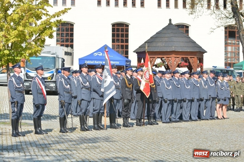 Zdjęcie w galerii na portalu naszraciborz.pl: Zakład Karny w Raciborzu ma swój sztandar  wiadomości z regionu