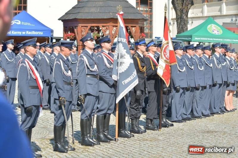 Zdjęcie w galerii na portalu naszraciborz.pl: Zakład Karny w Raciborzu ma swój sztandar  wiadomości z regionu