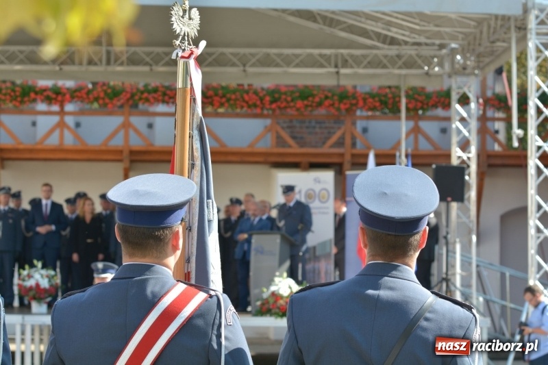 Zdjęcie w galerii na portalu naszraciborz.pl: Zakład Karny w Raciborzu ma swój sztandar  wiadomości z regionu