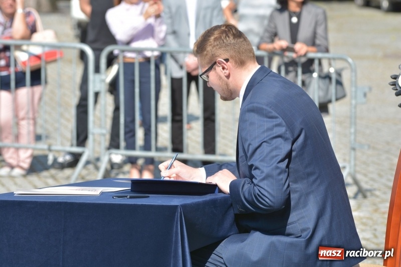 Zdjęcie w galerii na portalu naszraciborz.pl: Zakład Karny w Raciborzu ma swój sztandar  wiadomości z regionu