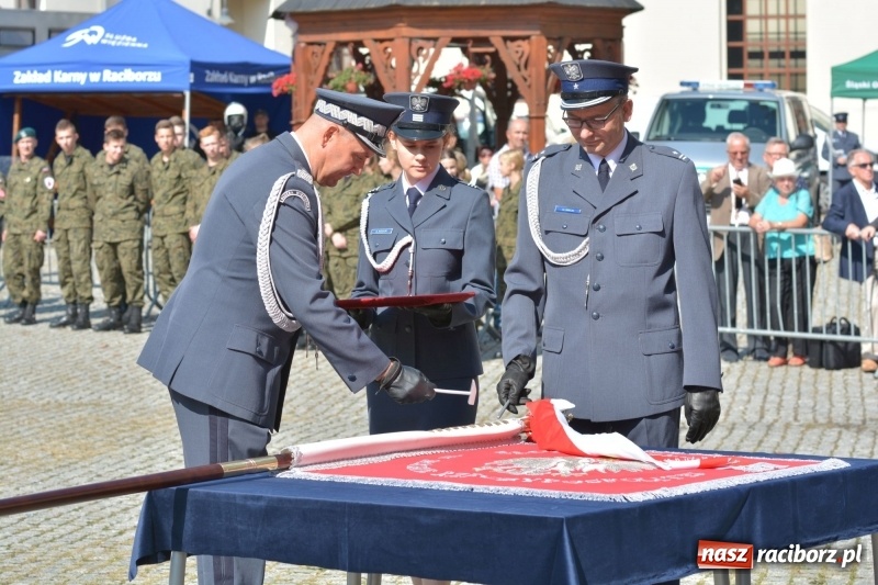Zdjęcie w galerii na portalu naszraciborz.pl: Zakład Karny w Raciborzu ma swój sztandar  wiadomości z regionu