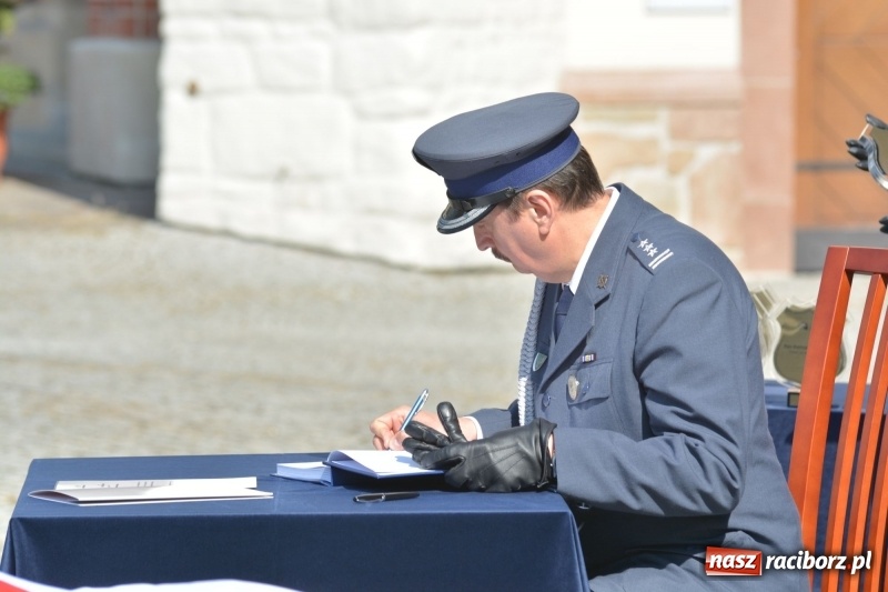 Zdjęcie w galerii na portalu naszraciborz.pl: Zakład Karny w Raciborzu ma swój sztandar  wiadomości z regionu