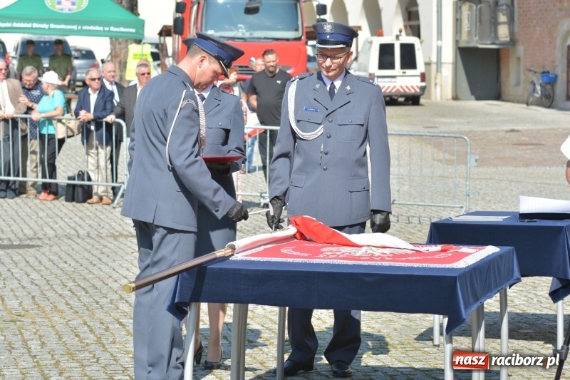 Zdjęcie w galerii na portalu naszraciborz.pl: Zakład Karny w Raciborzu ma swój sztandar  wiadomości z regionu