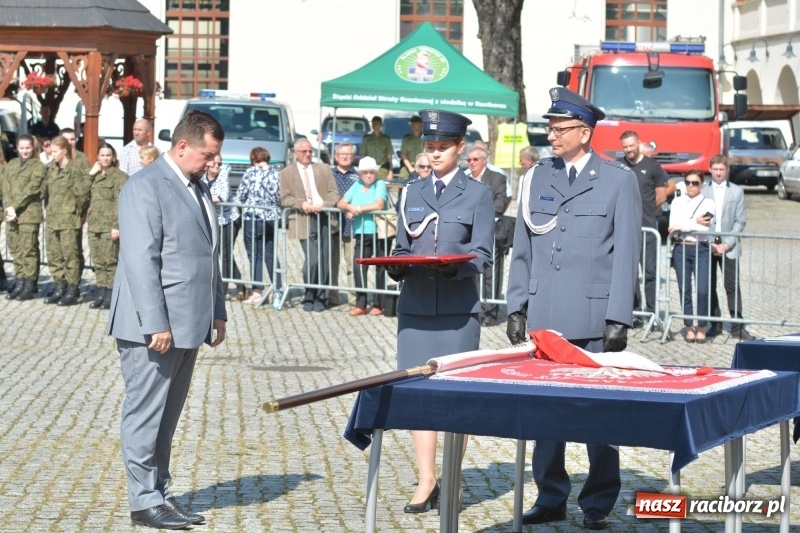 Zdjęcie w galerii na portalu naszraciborz.pl: Zakład Karny w Raciborzu ma swój sztandar  wiadomości z regionu