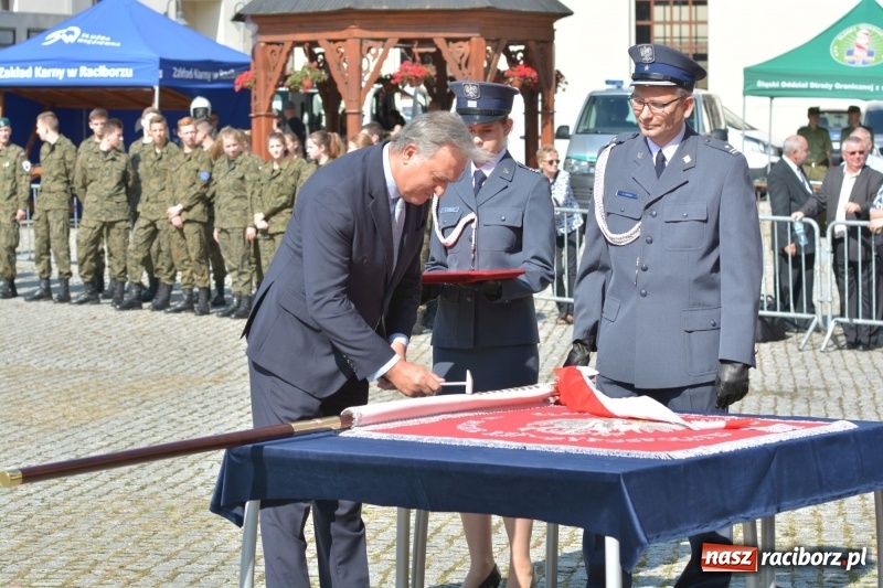 Zdjęcie w galerii na portalu naszraciborz.pl: Zakład Karny w Raciborzu ma swój sztandar  wiadomości z regionu