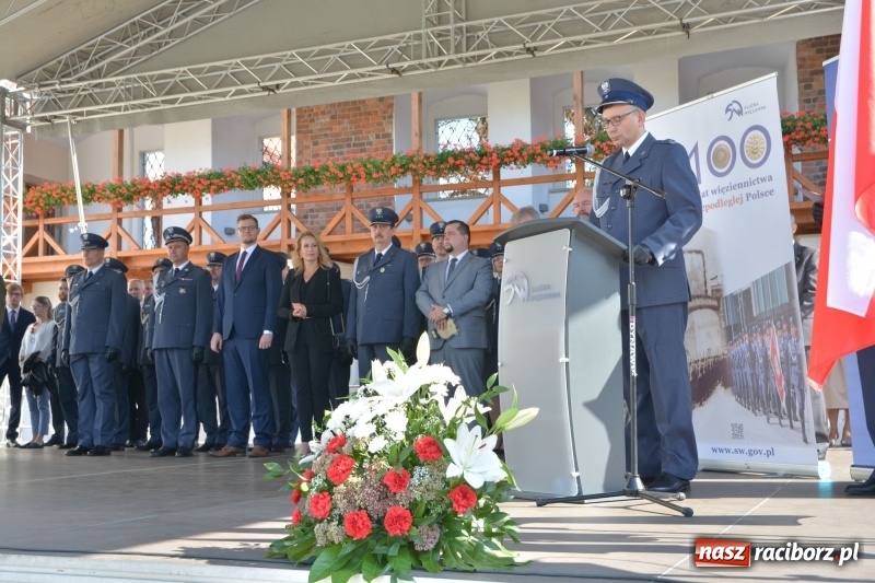 Zdjęcie w galerii na portalu naszraciborz.pl: Zakład Karny w Raciborzu ma swój sztandar  wiadomości z regionu