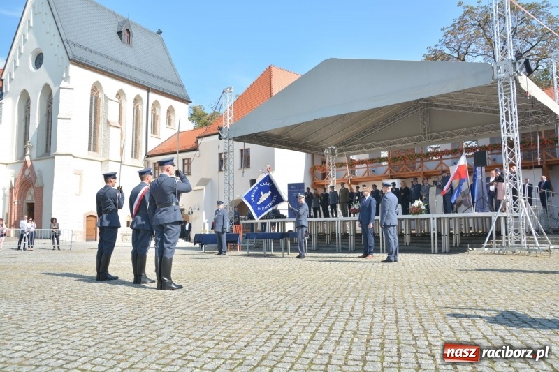 Zdjęcie w galerii na portalu naszraciborz.pl: Zakład Karny w Raciborzu ma swój sztandar  wiadomości z regionu