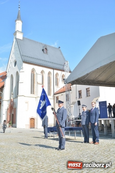 Zdjęcie w galerii na portalu naszraciborz.pl: Zakład Karny w Raciborzu ma swój sztandar  wiadomości z regionu