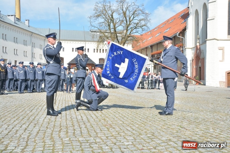 Zdjęcie w galerii na portalu naszraciborz.pl: Zakład Karny w Raciborzu ma swój sztandar  wiadomości z regionu
