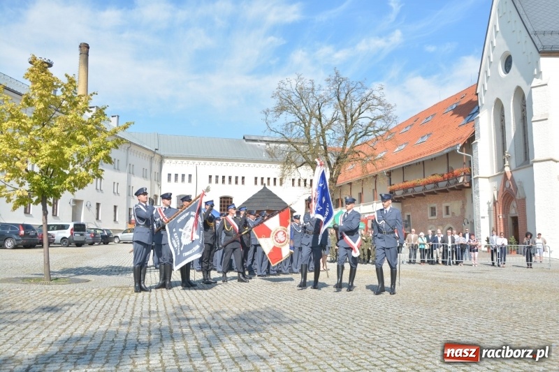 Zdjęcie w galerii na portalu naszraciborz.pl: Zakład Karny w Raciborzu ma swój sztandar  wiadomości z regionu