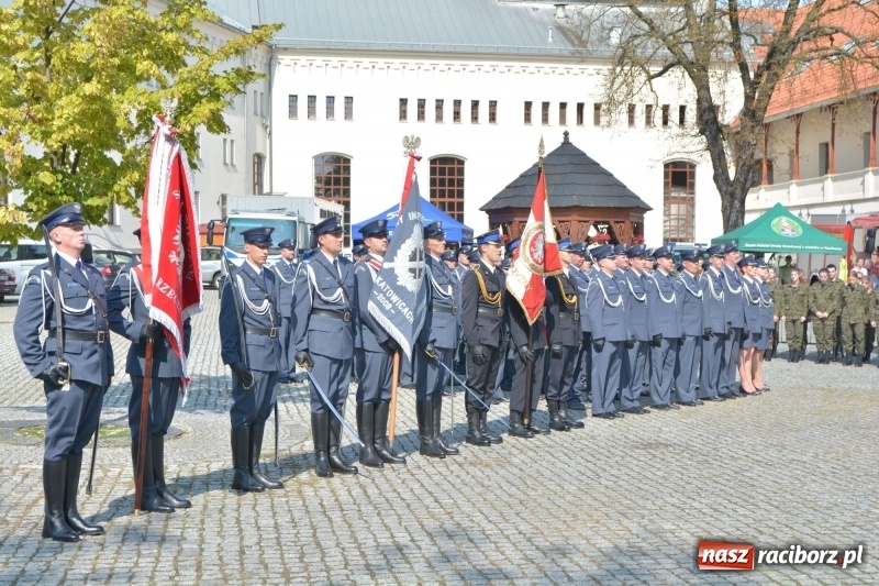 Zdjęcie w galerii na portalu naszraciborz.pl: Zakład Karny w Raciborzu ma swój sztandar  wiadomości z regionu