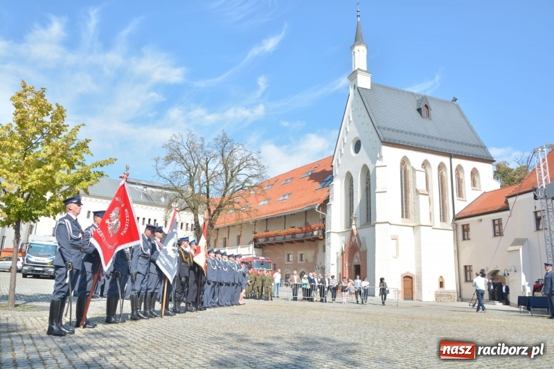 Zdjęcie w galerii na portalu naszraciborz.pl: Zakład Karny w Raciborzu ma swój sztandar  wiadomości z regionu